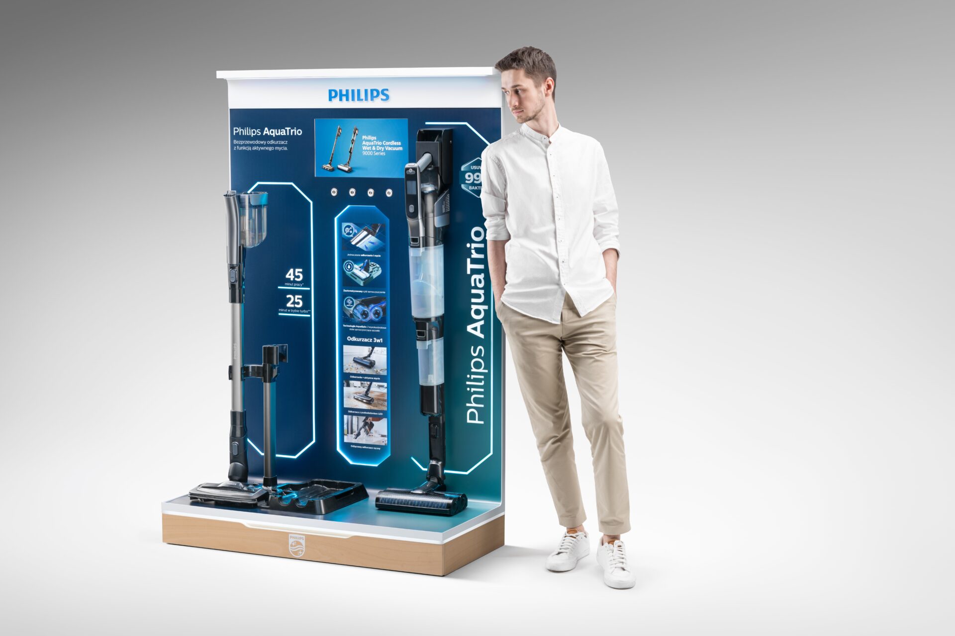Ekspozytor produktowy na odkurzacz, stojący, prezentujący odkurzacz aqua trio marki Philips